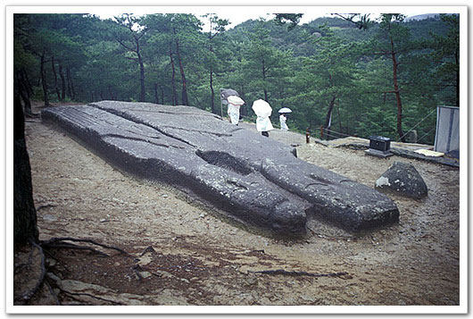 운주사에서 가장 유명한 것 중 하나인 와불이다. 일으키려다 넘어진 것이라 하나, 실제로는 그렇지 않아 보인다. 한편 오른쪽에는 예리하게 절단된 육계 부분이 남아 있다. 